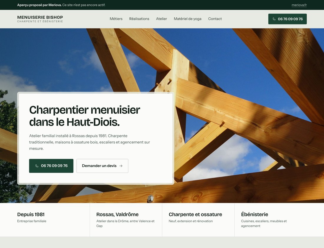 Capture de la maquette proposée : photographie de charpente en pleine largeur et bloc de titre avec numéro de téléphone