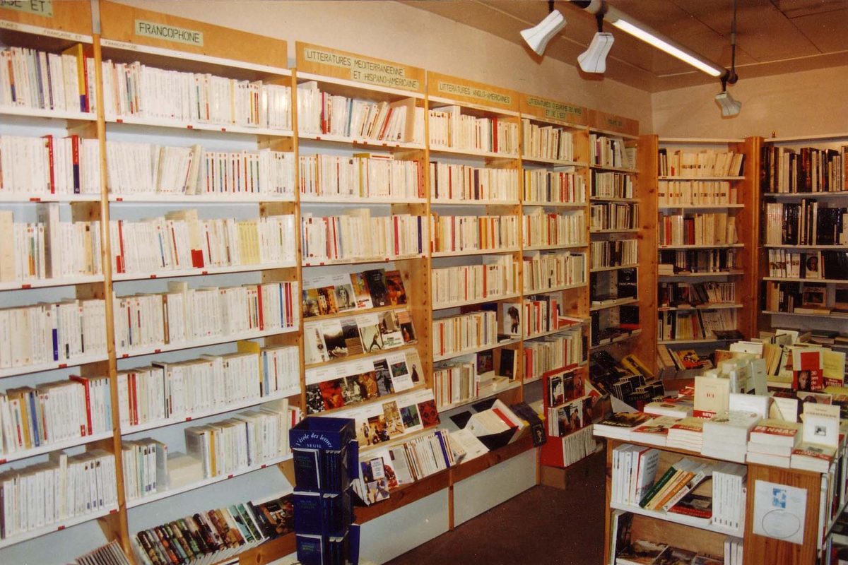 Rayonnages de librairie en bois massif garnis de livres, du sol au plafond